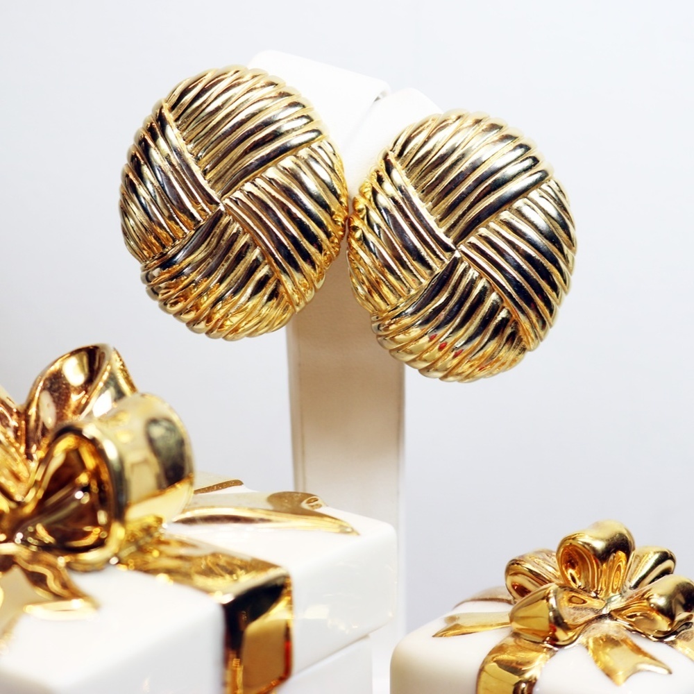 ⚜️ Vintage Givenchy Bijoux Runway Ribbed Gold Knot Clip-On Earrings - Picture 2 of 16